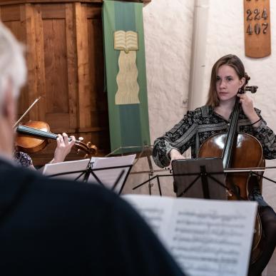 Kvinde spille på cello i en kirke til Hvide Sande Masterclass