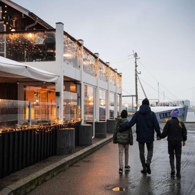 Familie på tur på Hvide Sande Havn