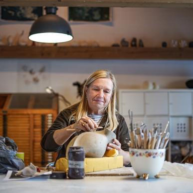 Kvinde udøver håndværk