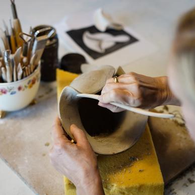 Kvinde udøver kunsthåndværk