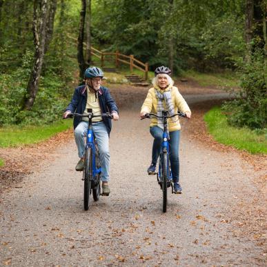 Cykelnetværk - KNUD - 2024  - Vesterhavet på cykel - Par i skoven