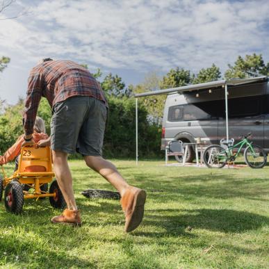 Camping børnefamilie autocamper