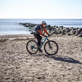 Cykeltur på stranden ved Vesterhavet