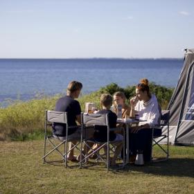 Camping ved vandet, familie