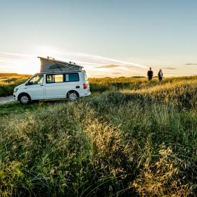 Camping i naturen, vanlife, par