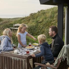 Familie hygge i feriehuset med udsigt