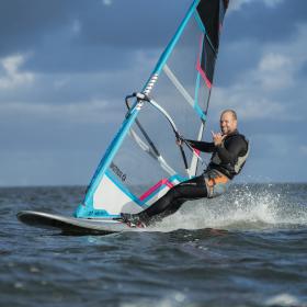 Mand Windsurfer på fjord