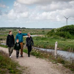 Familie går en tur i parken hos Naturkraft