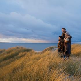 Vinter ved Vesterhavet Familie i klitterne