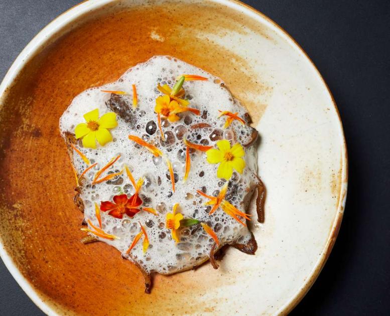 Mad lækker gastro serveret på stentøjstallerken med blomster