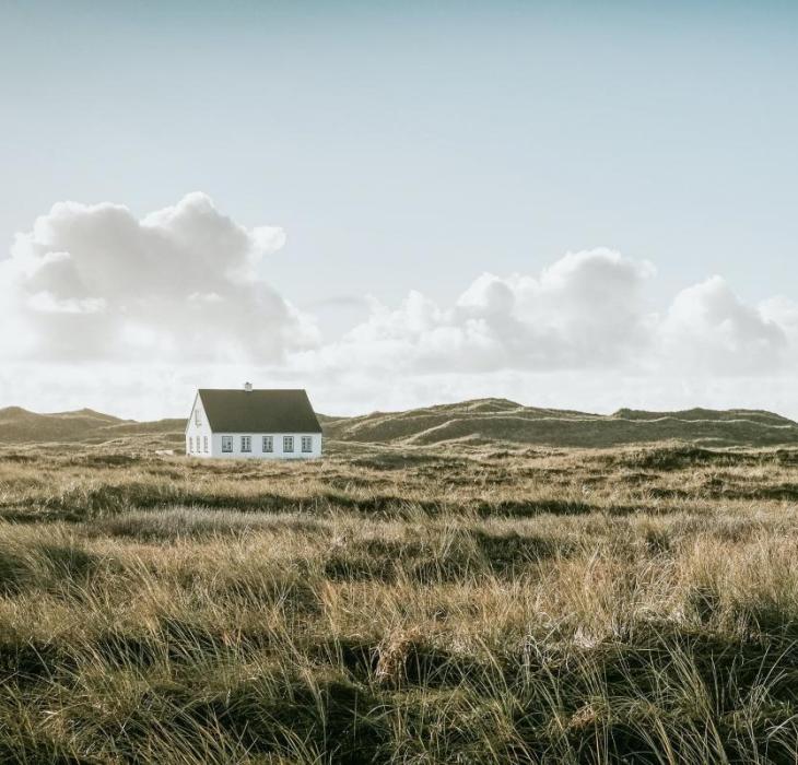 Hus i klitterne med sol og vind